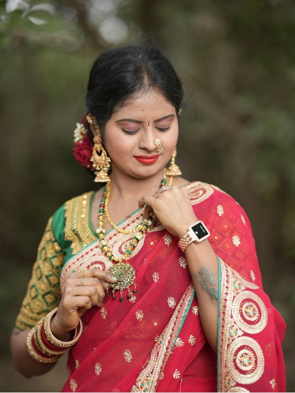 Femme indienne parée de bijoux en diamant