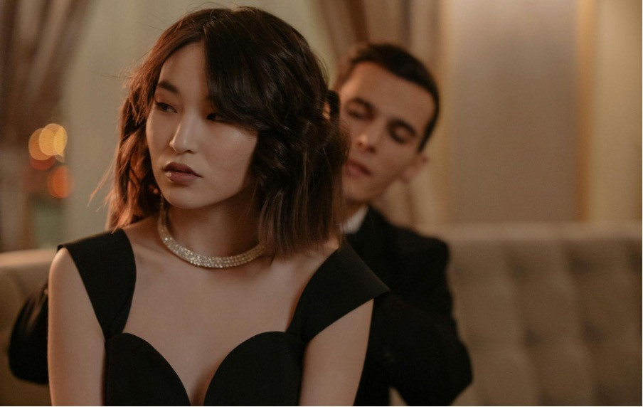 佩戴钻石项链的亚洲女性