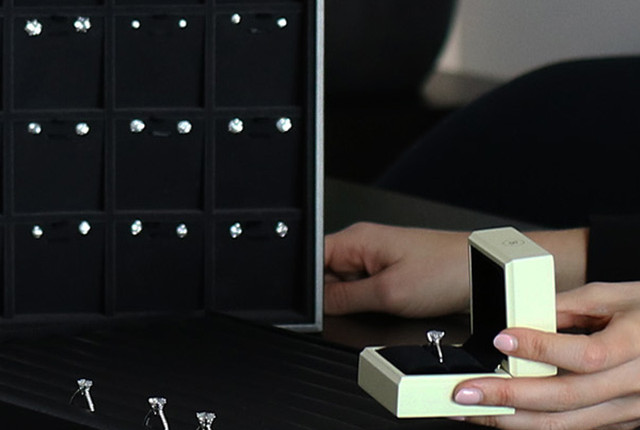 Juwelier toont diamanten ringen in luxe zwarte presentatiedoos en ringdoosjes
