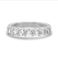 Ring half gezet met 0.70 karaat lab grown diamanten in platina
