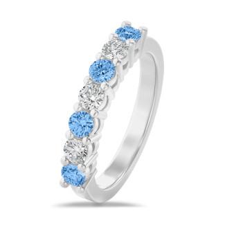 Ring half gezet met 0.70 karaat blauwe en witte lab grown diamanten in wit goud