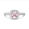 2.50 karaat halo solitaire ring met een roze lab grown cushion diamant in wit goud met ronde lab grown diamanten