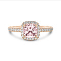 2.50 karaat halo solitaire ring met een roze lab grown cushion diamant in rood goud met ronde lab grown diamanten