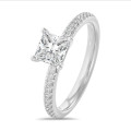 1.00 karaat solitaire ring met een lab grown princess diamant in wit goud met lab grown zijdiamanten