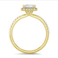 3.00 karaat halo solitaire ring met een lab grown princess diamant in geel goud met ronde lab grown diamanten