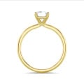 1.20 karaat solitaire ring met een lab grown emerald cut diamant in geel goud