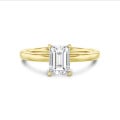 1.20 karaat solitaire ring met een lab grown emerald cut diamant in geel goud