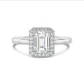 1.00 karaat halo solitaire ring met een lab grown emerald cut diamant in wit goud met ronde lab grown diamanten