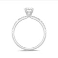 1.50 karaat solitaire ring met een ovale lab grown diamant in wit goud met lab grown zijdiamanten