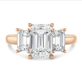 4.40 karaat trilogie ring in roodgoud met lab grown emerald cut diamanten