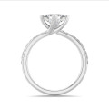 2.50 karaat solitaire ring in platina met lab grown princess diamant en lab grown zijdiamanten