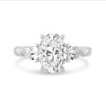 Trilogie ring met een ovale diamant van 3,00 karaat en zijdelingse pareldiamanten van 0,35 karaat elk in witgoud