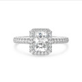 1.00 karaat halo solitaire ring met een lab grown radiant cut diamant in wit goud en ronde lab grown diamanten