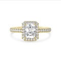 2.00 karaat halo solitaire ring met een lab grown radiant cut diamant in geel goud en ronde lab grown diamanten