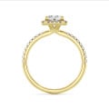 2.50 karaat halo solitaire ring met een lab grown radiant cut diamant in geel goud en ronde lab grown diamanten