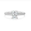 2.00 karaat solitaire ring met een lab grown radiant cut diamant in wit goud en lab grown zijdiamanten