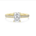 3.00 karaat solitaire ring met een lab grown radiant cut diamant in geel goud en lab grown zijdiamanten