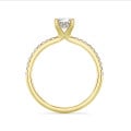 3.00 karaat solitaire ring met een ovale lab grown diamant en hidden halo in geel goud