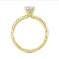 3.00 karaat solitaire ring met peervormige lab grown diamant en hidden halo in geel goud