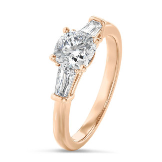 2.00 karaat trilogie ring in roodgoud met een lab grown cushion diamant en lab grown conische baguettes