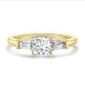 2.00 karaat trilogie ring in geelgoud met een lab grown princess diamant en conische lab grown baguettes