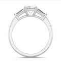 2.00 karaat trilogie ring in platina met een lab grown emerald cut diamant en lab grown conische baguettes