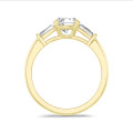 2.00 karaat trilogie ring in geelgoud met ronde lab grown diamant en conische lab grown baguettes
