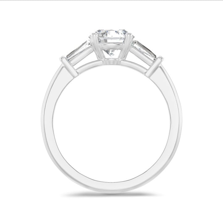 2.00 karaat trilogie ring in platina met ronde lab grown diamant en conische lab grown baguettes