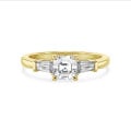 2.00 karaat trilogie ring in geelgoud met een lab grown asscher cut diamant en lab grown conische baguettes