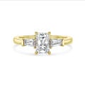 2.00 karaat trilogie ring in geelgoud met een lab grown radiant cut diamant en lab grown conische baguettes