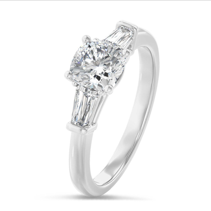 3.00 karaat trilogie ring in platina met een lab grown cushion diamant en lab grown conische baguettes