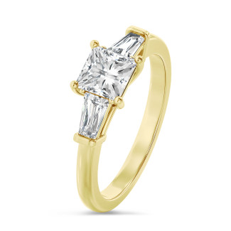 3.00 karaat trilogie ring in geelgoud met een lab grown princess diamant en conische lab grown baguettes
