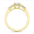 3.00 karaat trilogie ring in geelgoud met een ovale lab grown diamant en lab grown conische baguettes
