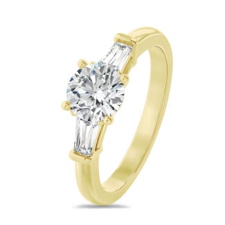 3.00 karaat trilogie ring in geelgoud met ronde lab grown diamant en conische lab grown baguettes