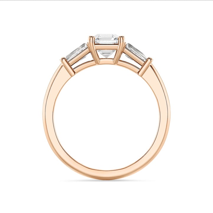 3.00 karaat trilogie ring in roodgoud met een lab grown asscher cut diamant en lab grown conische baguettes