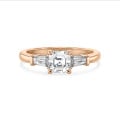 3.00 karaat trilogie ring in roodgoud met een lab grown asscher cut diamant en lab grown conische baguettes