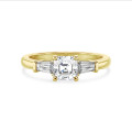 3.00 karaat trilogie ring in geelgoud met een lab grown asscher cut diamant en lab grown conische baguettes
