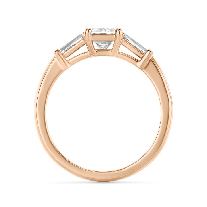 3.00 karaat trilogie ring in roodgoud met een lab grown radiant cut diamant en lab grown conische baguettes