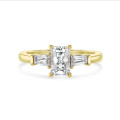 3.00 karaat trilogie ring in geelgoud met een lab grown radiant cut diamant en lab grown conische baguettes