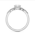 1.50 karaat solitaire clusterring in witgoud met ovale diamant