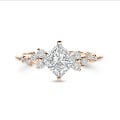 1.50 karaat solitaire clusterring in rood goud met een princess slijpvorm diamant