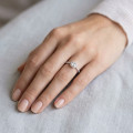 2.50 karaat halo solitaire ring met een lab grown asscher cut diamant in wit goud en ronde lab grown diamanten