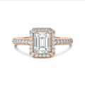 1.50 karat laboratuvarda yetiştirilmiş zümrüt kesim pırlantalı tektaş halo yüzük, kırmızı altın, laboratuvarda yetiştirilmiş yuvarlak pırlantalı