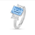 4.40 karat beyaz altın üçleme yüzük, mavi laboratuvarda yetiştirilmiş zümrüt kesim pırlanta ve beyaz laboratuvarda yetiştirilmiş zümrüt kesim pırlanta