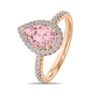 1.00 karat tektaş beyaz halo yüzük, pembe yan halo ve pembe laboratuvarda yetiştirilmiş armut pırlanta ve laboratuvarda yetiştirilmiş yan pırlantalar ile kırmızı altın