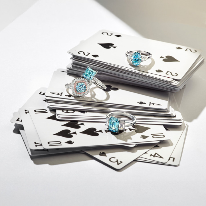 4.40 karat beyaz altın üçleme yüzük, mavi laboratuvarda yetiştirilmiş zümrüt kesim pırlanta ve beyaz laboratuvarda yetiştirilmiş zümrüt kesim pırlanta