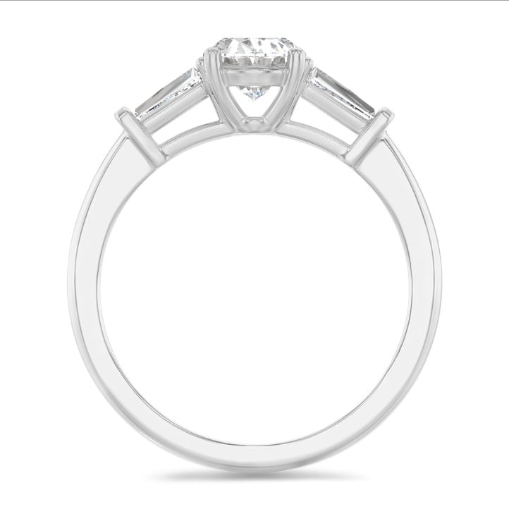 Laboratuvarda üretilmiş oval elmas ve laboratuvarda üretilmiş konik baget taşlarla süslenmiş, platin 2,00 karatlık üçlü yüzük