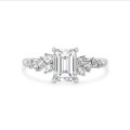 1.00 karat solitaire cluster yüzük. beyaz altın ve zümrüt kesim pırlanta