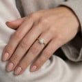 1.00 karat tektaş halo yüzük, sarı altın, laboratuvarda yetiştirilmiş asscher kesim pırlanta ve laboratuvarda yetiştirilmiş yuvarlak pırlanta