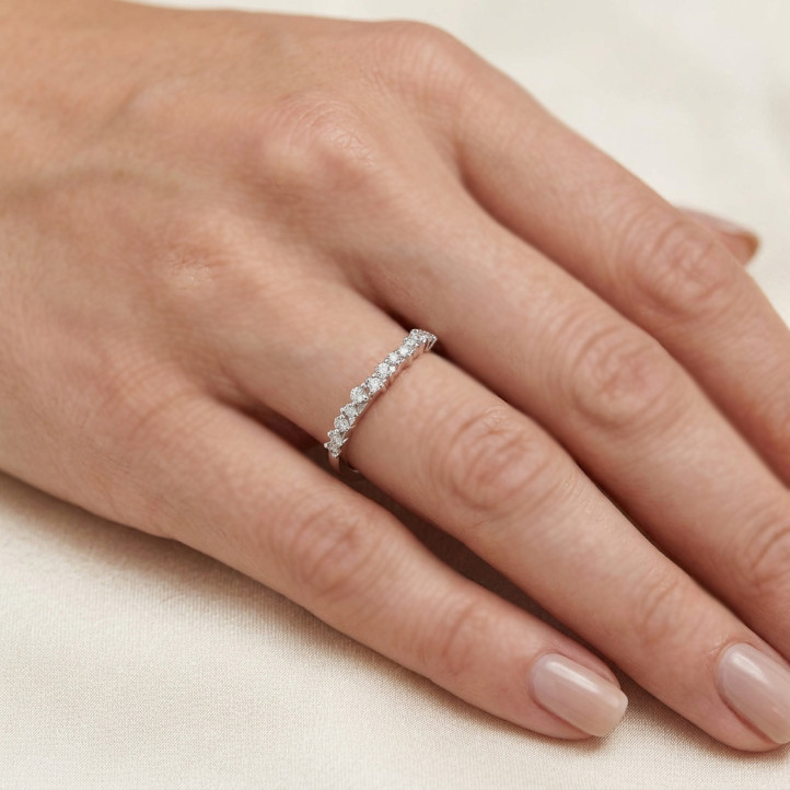 0.12 karat beyaz altın, laboratuvarda yetiştirilmiş yuvarlak pırlantalı küme ittifak yüzüğü